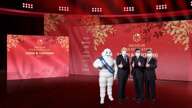 長官合照(左2起-台灣米其林輪胎董事長毛行健、交通部部長王國材、觀光局局長張錫聰) Michelin2